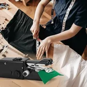 Máquina de coser portátil GUSSLM Mini negra con accesorios de costura.