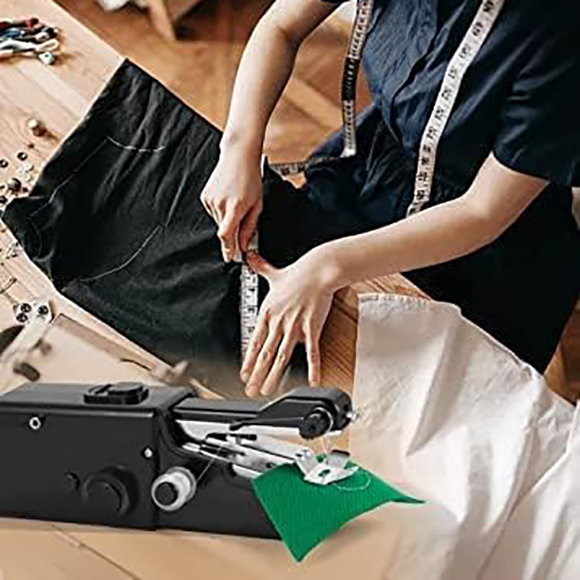 Máquina de coser portátil GUSSLM Mini negra con accesorios de costura.