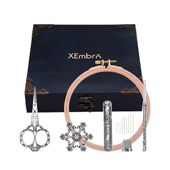Kit de Bordado Vintage XEmbro con tijeras ornamentadas y accesorios.