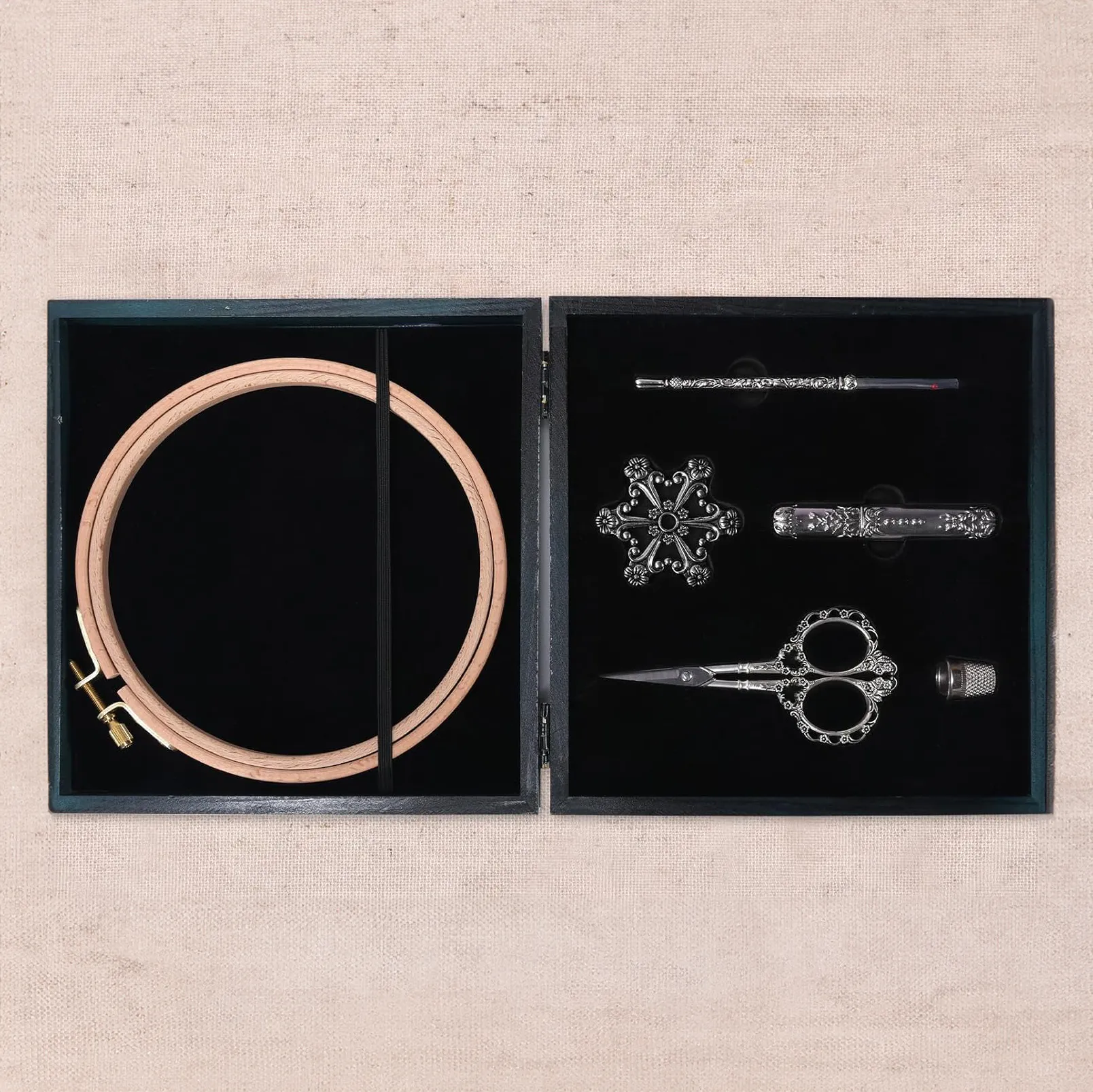 Kit de Bordado Vintage XEmbro con tijeras ornamentadas y accesorios.