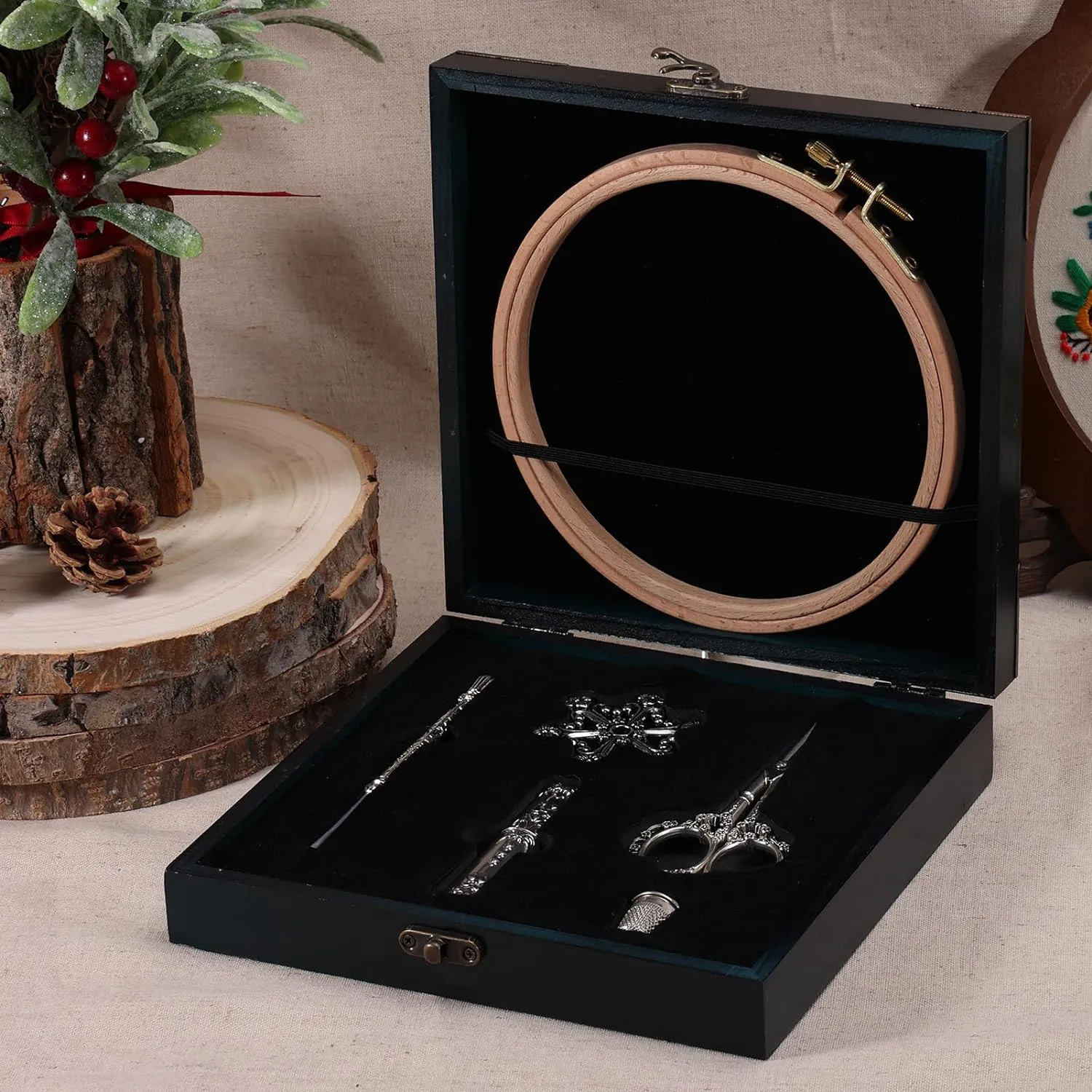 Kit de Bordado Vintage XEmbro con tijeras ornamentadas y accesorios.