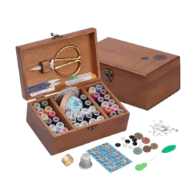 Kit de costura en caja de madera con accesorios variados.
