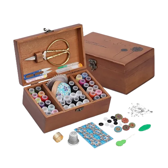Kit de costura en caja de madera con accesorios variados.