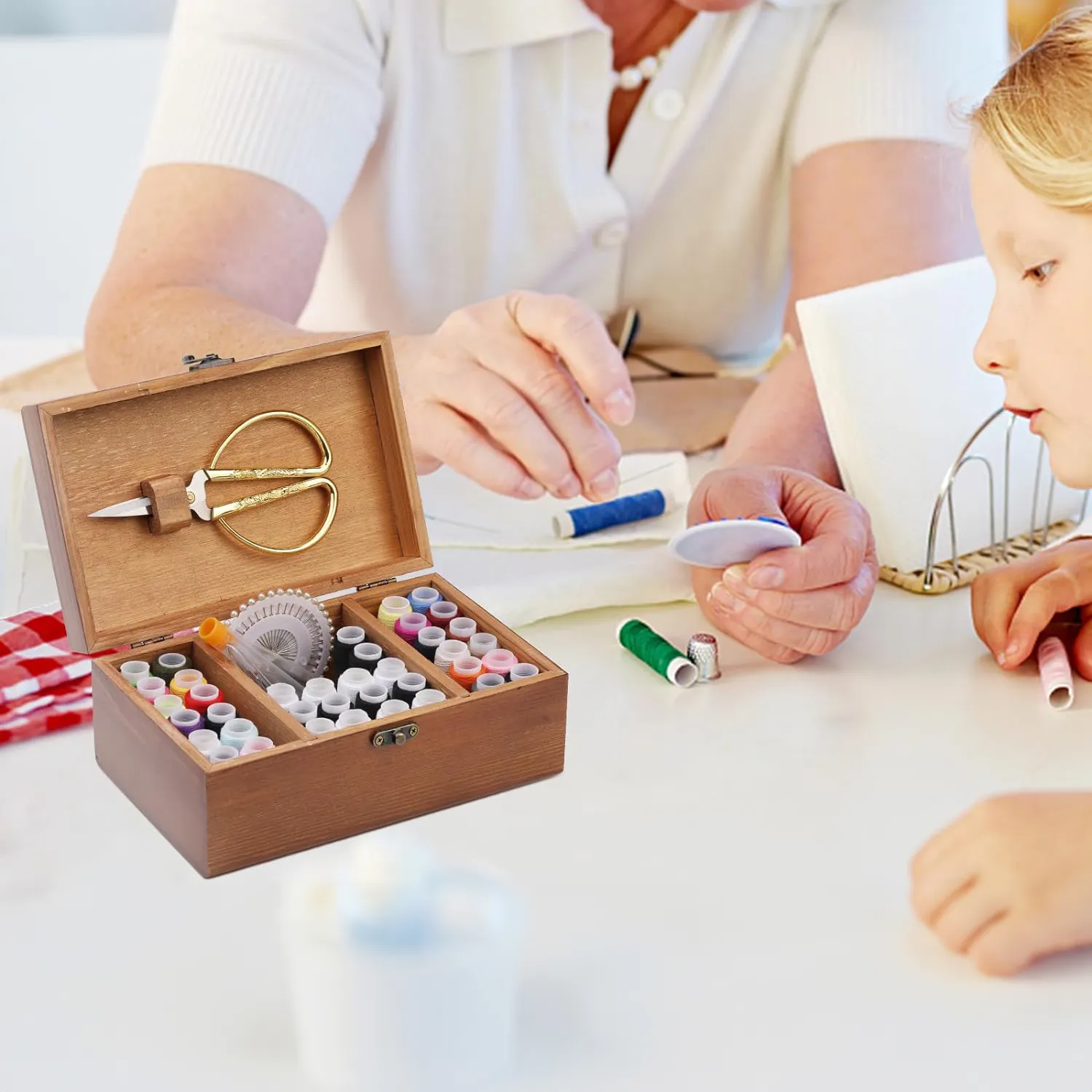 Kit de costura en caja de madera con accesorios variados.
