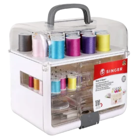 Kit de Costura Singer Sew-It-Goes abierto con hilos, tijeras y accesorios.