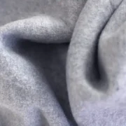 Tela polar nórdico o fleece premium gris jaspe en vista de textura con arrugas, por metro y por mayor, Telas Bogotá, Telas Medellín, Telas Cali, Telas Alquería, Textti