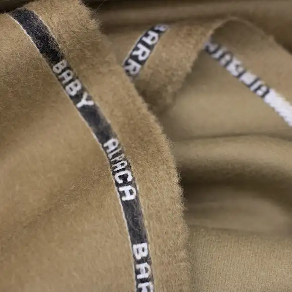 Tela paño alpaca velour o baby alpaca velour camel en vista de textura con arrugas, por metro y por mayor, Telas Bogotá, Telas Medellín, Telas Cali, Telas Alquería, Textti