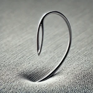 Imagen de una aguja curva mostrando su forma única y aplicación en costura.