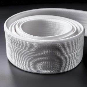 Primer plano de una banda elástica para confección, mostrando su flexibilidad y textura.