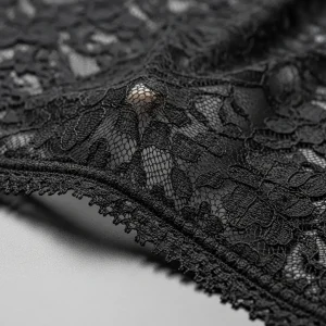 Blonda de nylon negra elástica con diseño floral moderno, mostrando su brillo y flexibilidad. Ideal para lencería y prendas ajustadas.