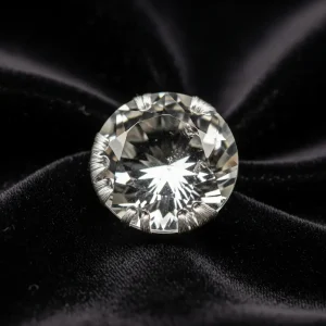 Botón de cristal de roca facetado y transparente, cosido sobre terciopelo negro. Adorno de lujo de cuarzo para alta costura.