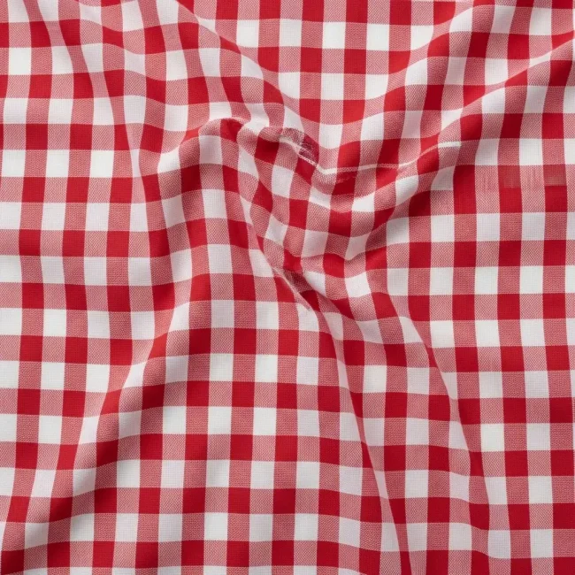 Tela de cuadro Vichy (Gingham) de algodón rojo y blanco, mostrando su patrón de cuadros y tres tonos. Tejido clásico para ropa y manteles.