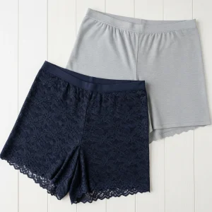 Culottes de ropa interior femenina, uno de encaje azul y otro de algodón gris. Prenda de corte tipo short con cobertura completa.