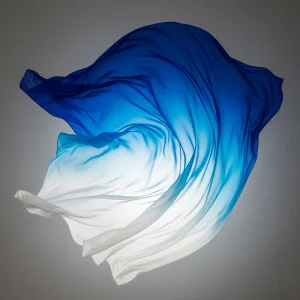 Tejido de chiffon con un efecto degradé (ombré) que transita del azul cobalto al blanco. Técnica de teñido gradual para moda.