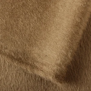 Imagen de tejido de fibra de alpaca mostrando su suavidad y calidez, con fibras alineadas y densas.