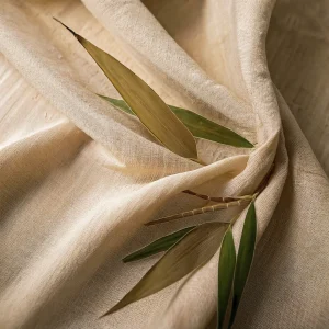 Primer plano de una tela de bambú, mostrando su textura suave y natural, ideal para ropa y textiles ecológicos.