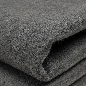 Macro de tejido burel de lana color gris antracita, mostrando su textura densa, afieltrada y resistente. Tela tradicional portuguesa para abrigos.