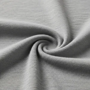 Macro de tejido combinado de polialgodón gris jaspeado, mostrando la mezcla de fibras de algodón y poliéster. Tela de mezcla para ropa.