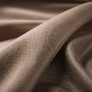 Imagen de una tela tratada con un acabado antipilling, mostrando su textura suave y la ausencia de bolitas.