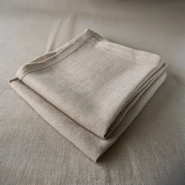 Tela de batista de lino ligera y transpirable, ideal para ropa de verano y textiles para el hogar.