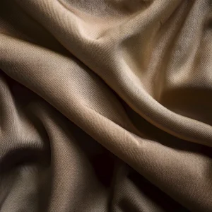 Primer plano de una tela con acabado de arruga permanente, mostrando un patrón de arrugas intencionales en un tejido moderno.