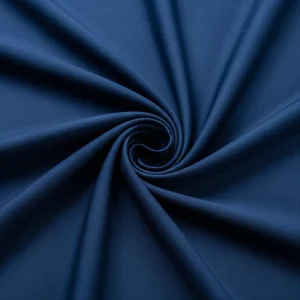 Tejido de cupro de color azul pavo real, mostrando su caída fluida y su tacto sedoso. Fibra de celulosa regenerada para ropa de lujo.