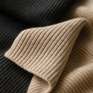 Primer plano macro de varias muestras de tela rib (canalé) en tonos neutros, mostrando en detalle la textura acanalada de las variantes 1x1 y 2x2.