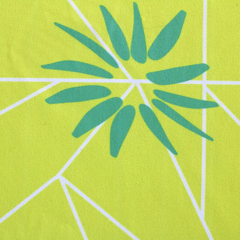 Tela disfraz Alegría de Intensamente, color amarillo brillante con estampado floral.