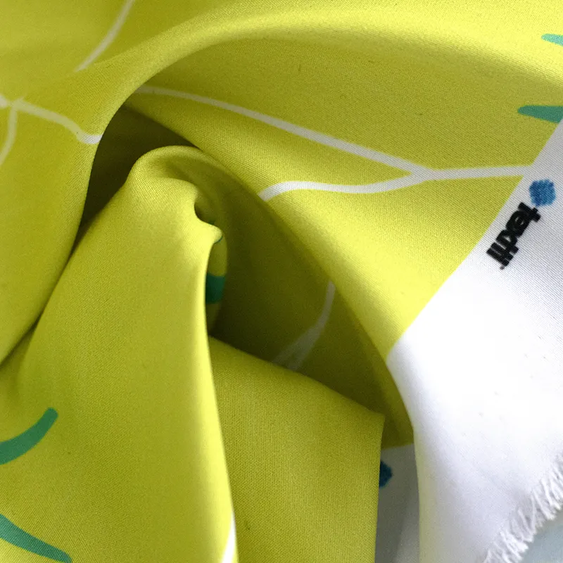 Tela disfraz Alegría de Intensamente, color amarillo brillante con estampado floral.