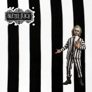 Tela disfraz Beetlejuice con patrón de rayas blancas y negras, perfecta para disfraces temáticos.