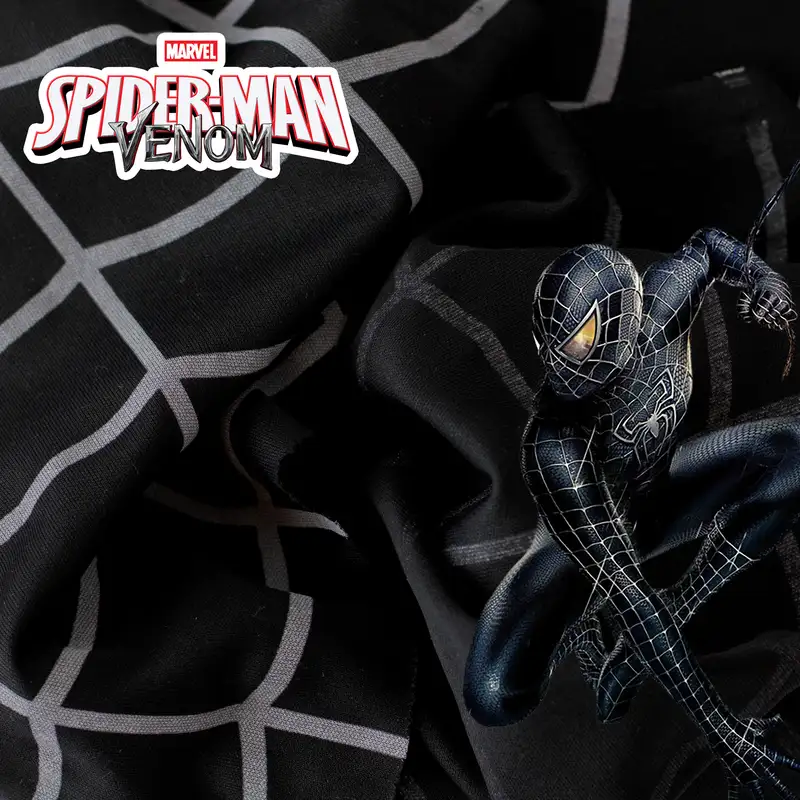 Tela disfraz Venom con diseño de telaraña y fondo negro.