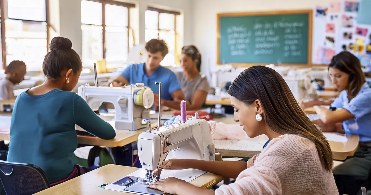  Taller textil con estudiantes aprendiendo técnicas de costura y bordado.