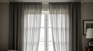 Cortinas sencillas y elegantes hechas en casa, colgadas de un tubo o barra, ilustrando cómo hacer cortinas para tubo.