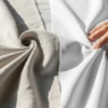 Comparación detallada de la textura de una tela de lino natural y una tela de algodón suave, destacando sus diferencias visuales.