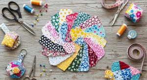 Colección colorida de retazos de tela y herramientas de costura, inspirando proyectos de costura con retazos fáciles y creativos.