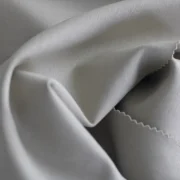 Tela Fría Premium beige claro drapeado mostrando caída y suavidad, por metro, Textti.