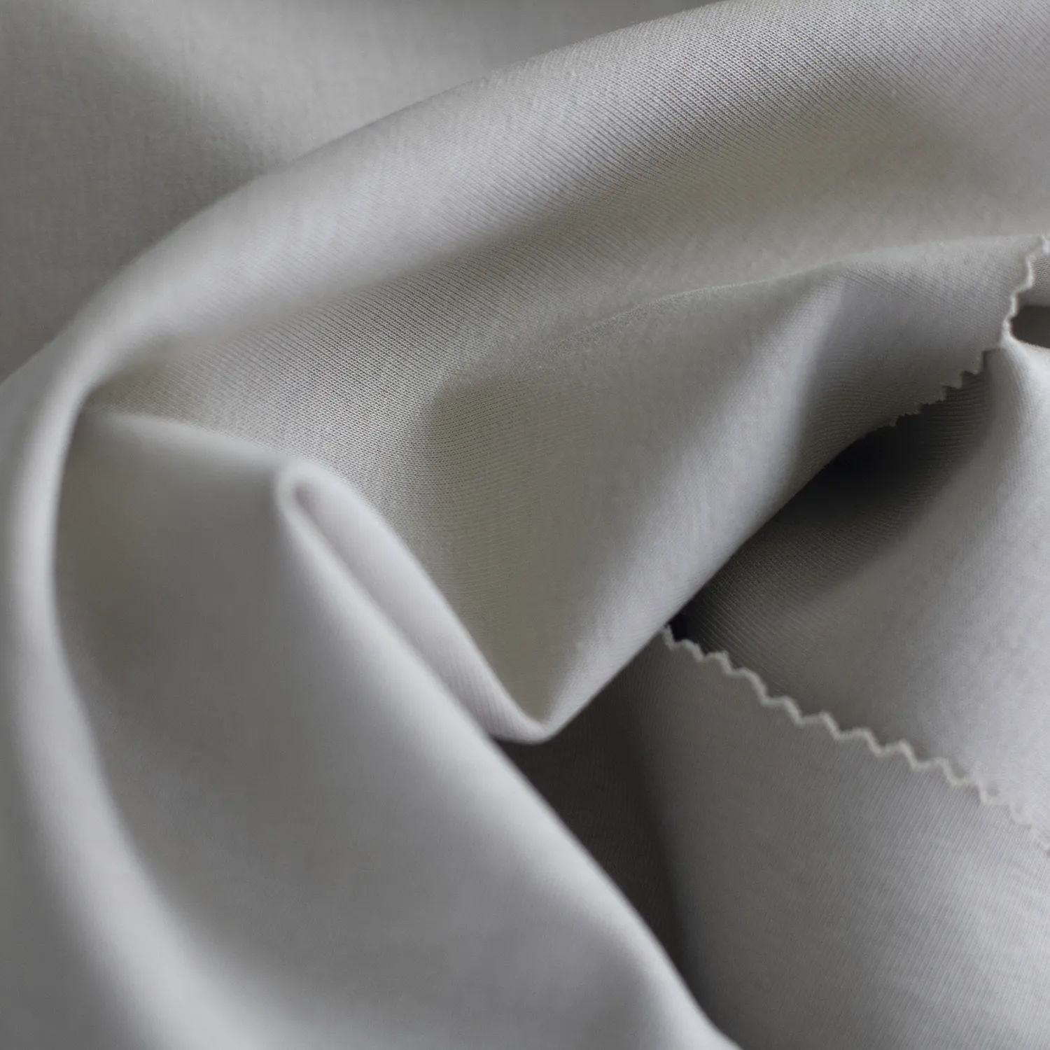 Tela Fría Premium beige claro drapeado mostrando caída y suavidad, por metro, Textti.