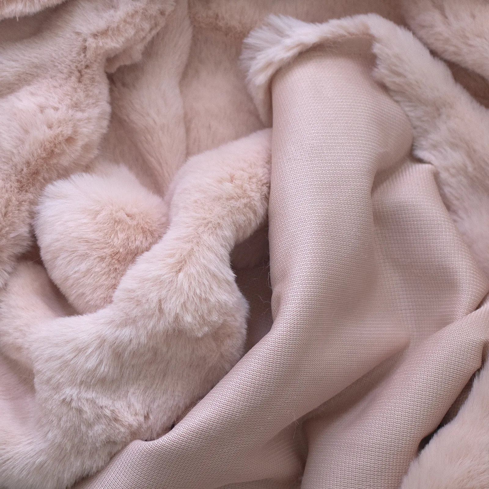 Tela Peluche Rabbit Burbuja curuba con cara peluda ultra suave y cara interna lisa para costura fácil