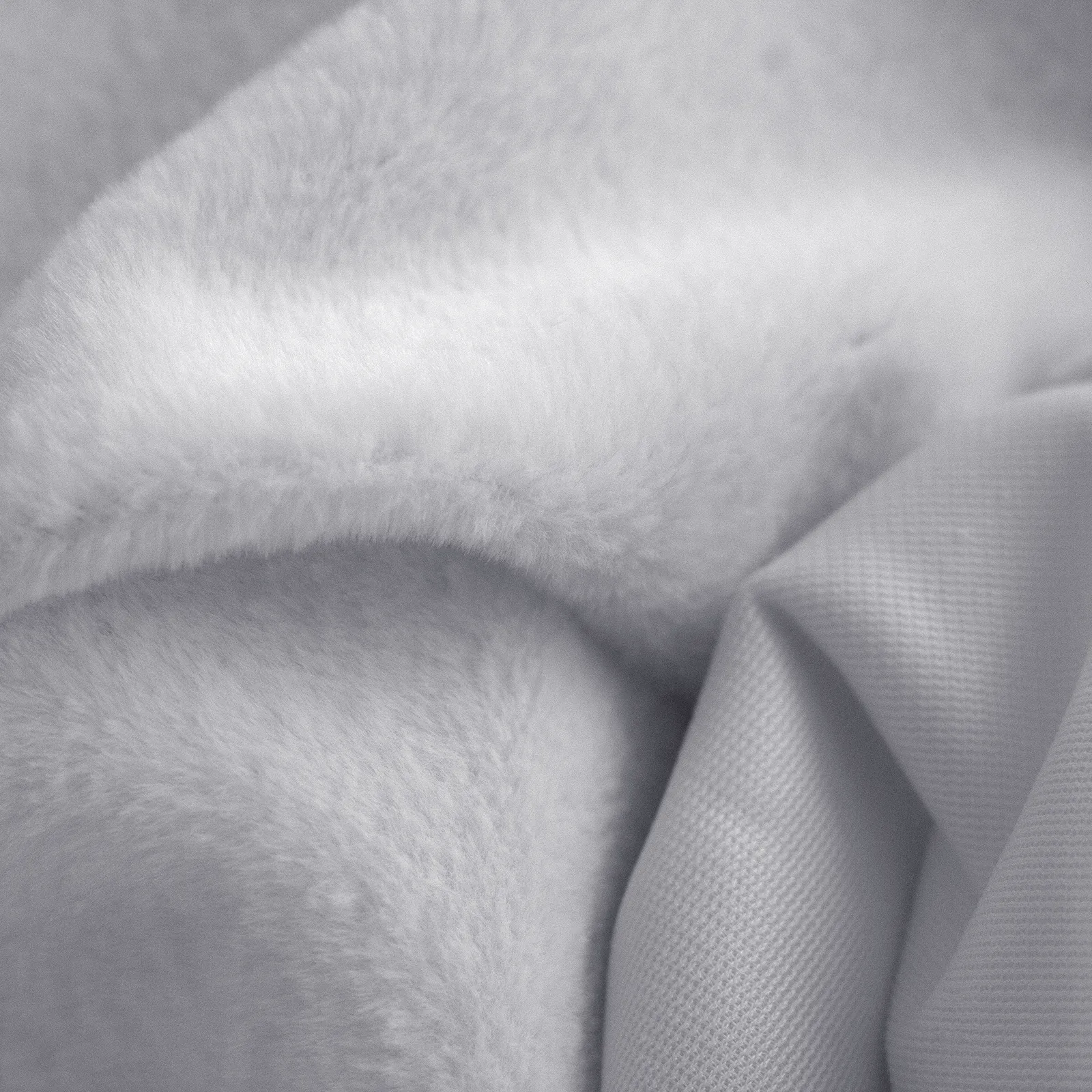 Detalle de textura en Tela Peluche Rabbit blanca, pelo corto uniforme y tacto sedoso